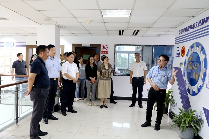 2020年7月29日，時(shí)任浙江省政協(xié)常委、社法委副主任、省總工會副主席、一級巡視員董建偉蒞臨景興紙業(yè)調(diào)研新時(shí)代工匠培育工作