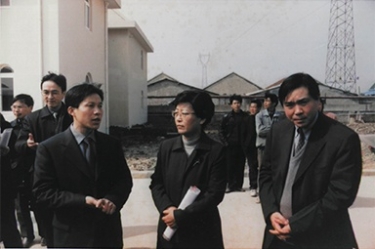 2001年2月20日，時(shí)任國(guó)家環(huán)保局副局長(zhǎng)汪紀(jì)戎一行視察公司