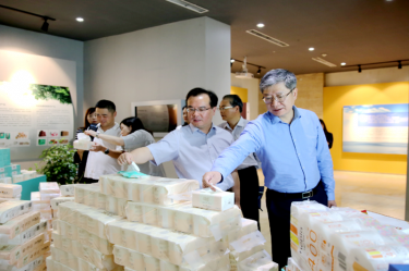 2019年 5月22日，時任浙江省社會組織綜合黨委專職副書記、省民政廳社會組織管理局局長蔡國華蒞臨景興紙業(yè)調(diào)研企業(yè)發(fā)展情況和黨建工作